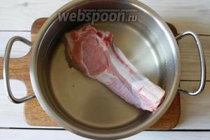 Мясо ягнёнка на кости (250 г) промыть обсушить бумажным полотенцем, переложить в кастрюлю и залить 2 литрами холодной воды.