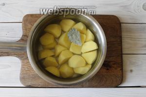 Картофель (400 г) почистить, порезать. Переложить в сотейник. Залить 1 литром воды и отправить на плиту. Как только вода закипит, посолить (1 ч. л. соли без горки) и добавить 1 лавровый лист. Варить картофель до готовности.