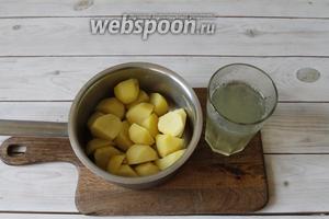 Когда картофель будет готов, достать лавровый лист и слить картофельный отвар. Картофельный отвар сохранить.