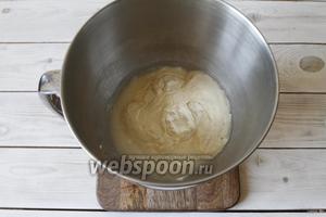 В чашу миксера отправить всю оставшуюся муку (250 г), воду (155 мл) и опару. Замесить тесто на низкой скорости, до увлажнения муки. Оставить на 20 минут для автолиза.