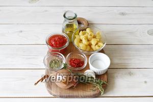 Для приготовления вам понадобится оливковое масло, макароны, чеснок свежий, тимьян свежий, помидоры в собственном соку, паста чили, репчатый лук, прованские травы, соль.