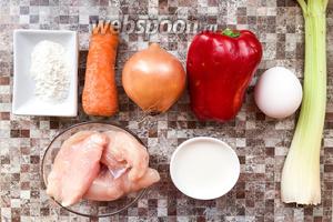 Для приготовления фрикасе возьмите куриное филе, морковь, лук, болгарский перец, стебель сельдерея, сливки, яйцо, муку, специи.
