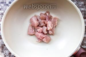 150 грамм куриного филе нарежьте небольшими кусочками и обжарьте на 1 столовой ложке подсолнечного масла.