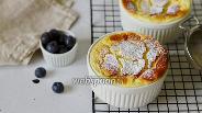 Фото рецепта Творожное суфле с голубикой в духовке