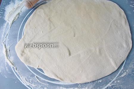 Тесто (500 грамм) разделите на 2 равные части. Каждую часть по-отдельности раскатайте в круглый, большой пласт, толщиной в 3-4 мм.
