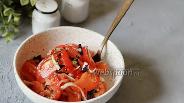 Фото рецепта Салат из помидор с базиликом и луком