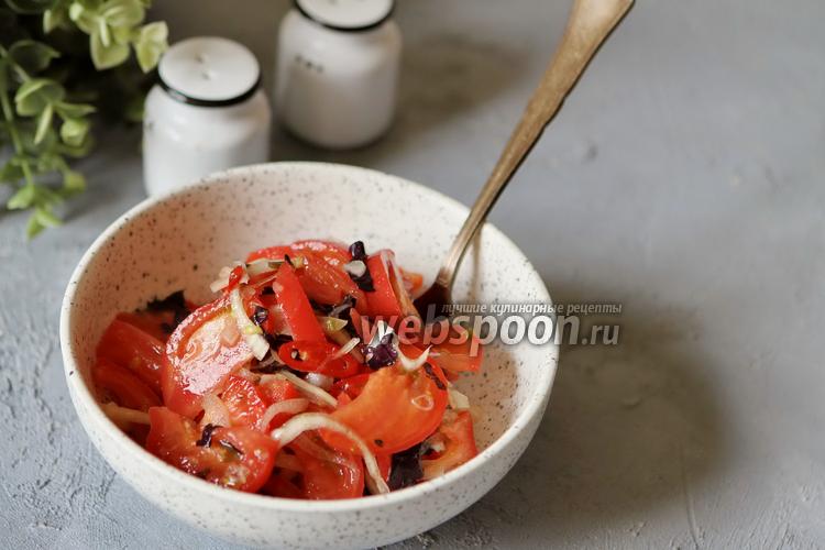 Фото Салат из помидор с базиликом и луком