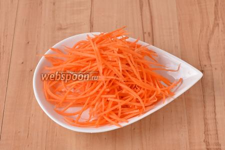 50 грамм моркови очистить и натереть на тёрке для корейских овощей.