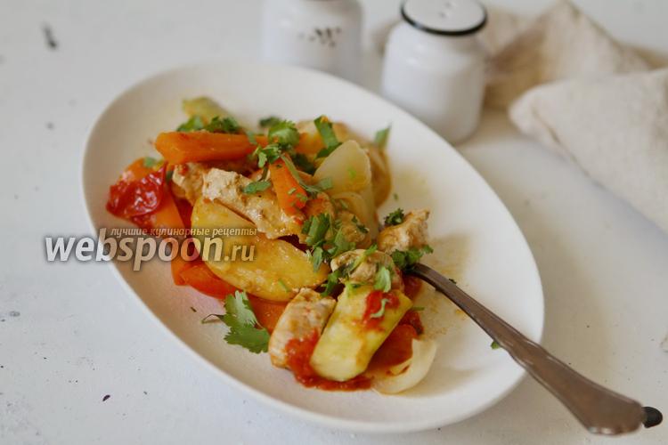 Фото Овощное рагу с индейкой на сковороде в собственном соку