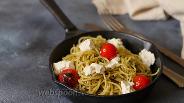 Фото рецепта Спагетти с соусом песто и козьим сыром