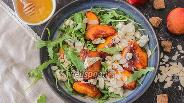 Фото рецепта Салат с карамелизированными персиками и с голубым сыром