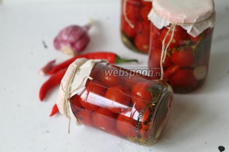 Фото рецепта Маринованные помидоры с перцем чили на зиму