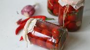 Фото рецепта Маринованные помидоры с перцем чили на зиму