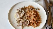 Фото рецепта Желудочки индейки тушёные в сметане с гречкой