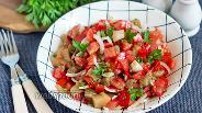 Фото рецепта Салат с печёными баклажанами, помидорами и перцем