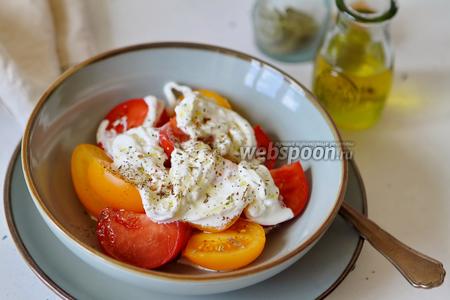 Фото рецепта Салат из свежих помидоров с сыром Страчателла