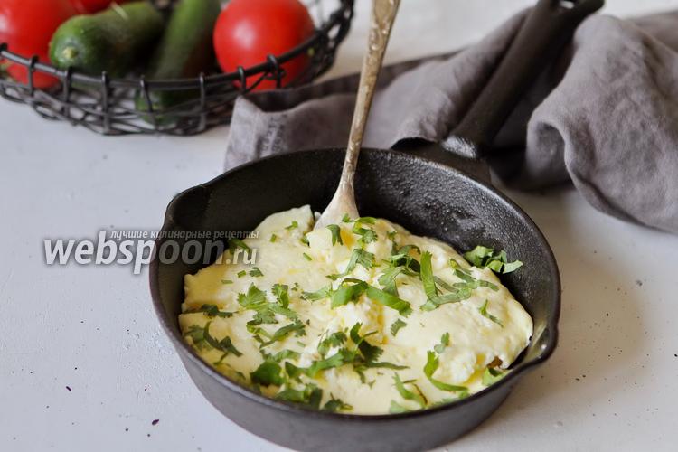 Фото Омлет с сыром и кинзой на сковороде