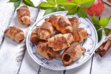 Фото рецепта Творожные рогалики с яблоками