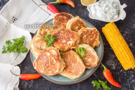 Фото рецепта Оладьи из кукурузы с йогуртовым соусом