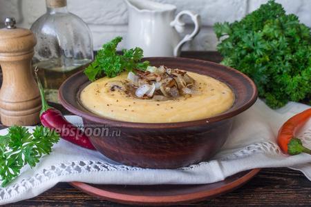 Фото рецепта Кукурузная каша с сыром и жареным луком