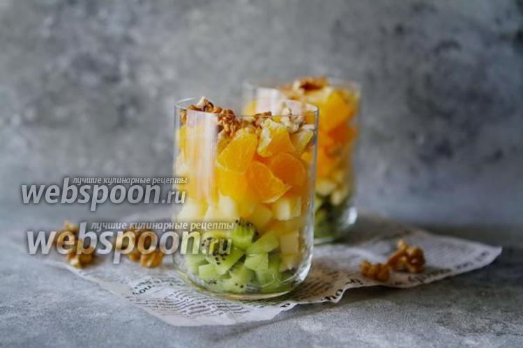 Фото Фруктовый салат с апельсином и орехами