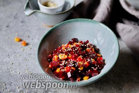 Фото рецепта Салат со свёклой и кукурузой