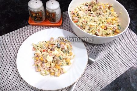 Фото рецепта Салат с копчёным окорочком и кукурузой с пекинской капустой