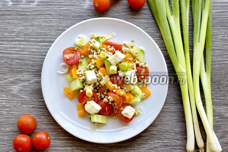 Фото Салат из пророщенной зелёной гречки и свежих овощей