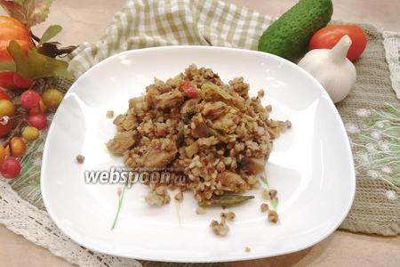 Фото рецепта Гречка с грибами и колбасками