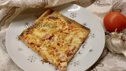 Фото рецепта Пицца на слоёном тесте с сосисками