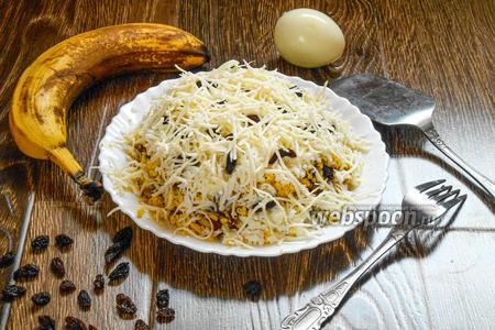 Фото рецепта Слоёный салат с курицей и бананом 