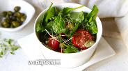Фото рецепта Салат из шпината, руколлы с томатами
