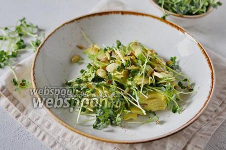 Фото рецепта Салат из микрозелени дайкона с семечками и авокадо