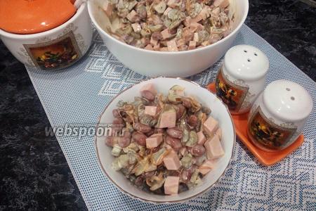 Фото рецепта Салат с шампиньонами и колбасой с корнишонами