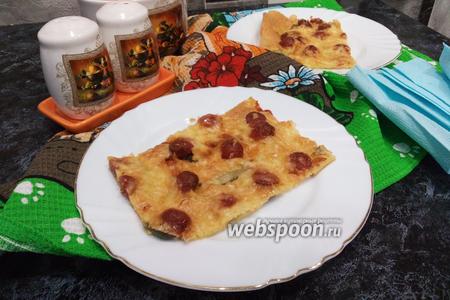 Фото рецепта Пицца на майонезе с корнишонами и колбасой
