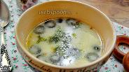Фото рецепта Куриный суп с маслинами и сыром