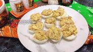 Фото рецепта Яйца фаршированные курицей и жареным луком