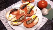 Фото рецепта Бутерброды со шпротами, яйцами и помидорами
