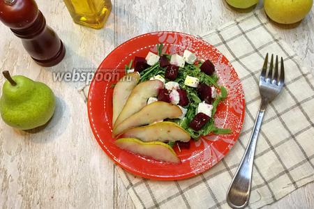 Фото рецепта Салат с рукколой и брынзой с грушей