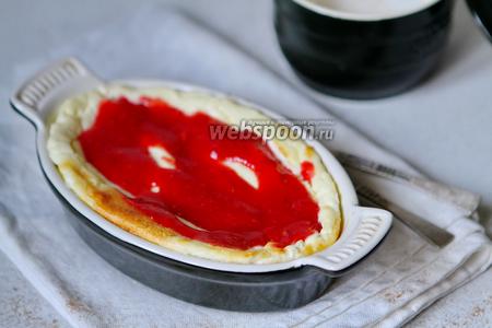 Фото рецепта Творожная запеканка с клубникой и мёдом