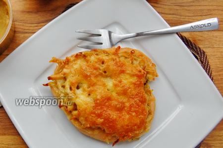 Фото рецепта Куриные отбивные под сырной шапкой с картофелем
