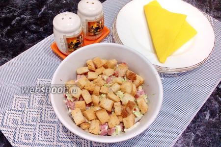 Фото рецепта Салат из пекинской капусты с сухариками и копчёной колбасой