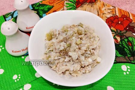 Фото рецепта Салат с рисом, консервированной рыбой и солёным огурцом