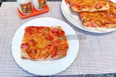 Фото рецепта Мини-пицца из слоёного теста с сосисками и корнишонами