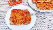 Фото рецепта Мини-пицца из слоёного теста с сосисками и корнишонами