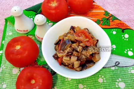 Фото рецепта Пикантные баклажаны с помидором и чесноком