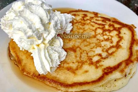 Фото рецепта Панкейки с кленовым сиропом