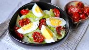 Фото рецепта Салат айсберг с яйцом и вялеными помидорами