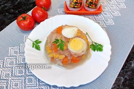Фото рецепта Куриное заливное с кукурузой и яйцом