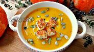 Фото рецепта Тыквенный суп-пюре с паприкой, семечками и чесночными гренками